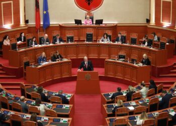 Berisha proteston në Kuvend ndaj ministreve: Silleni si badigardet e…