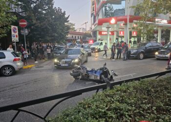 Aksident në qendër të Tiranës, motori përplaset me Benzin –
