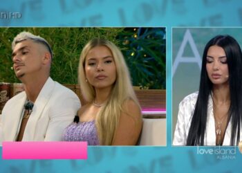 Je sjellë si adoleshente –