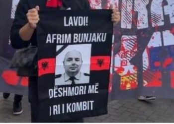 ‘Lavdi dëshmorit’/ Tifozët kuqezi nderojnë policin Afrim Bunjaku –