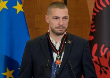 Kampioni i karatesë Karaqi nuk i mban dot lotët –