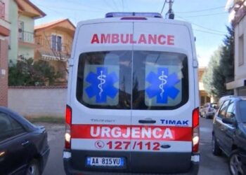 Motoçikleta del nga rruga në Roskovec, plagoset drejtuesi –