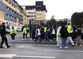 Kërcënohet me bombë shkolla ku u vra me thikë një mësues –
