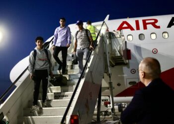 Mbërrin në Rinas avioni i parë me shqiptarë të evakuuar nga Izraeli –