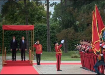 VIDEO/ Macron pritet me ceremoni shtetërore në Presidencë nga Begaj –