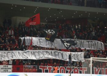 “Kur je mirë, të dojn tan”, banderola speciale e tifozëve kuqezinj –