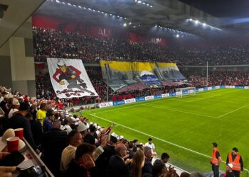 “Me plis për Berlin”/ Tifozat Kuq e Zi shpalosin banderolën gjigande –