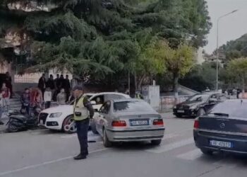 Autoshkolla përplas motorin, një person përfundon në spital –