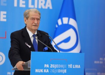 Rama tentoi ta dekurajonte, por Albini i vari teneqenë që… –