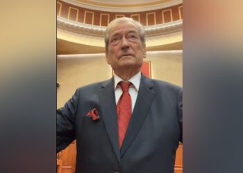 “Pushoni se ju nxjerrim jashtë,” Berisha mori kontrollin e Kuvendit –