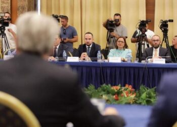 Mblidhen deputetët e opozitës, të pranishëm Berisha dhe Bardhi –