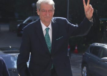 Sot masa për dhëndrin e tij, Berisha duket i qeshur e me gishtat lart –