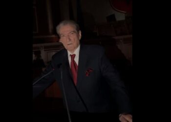 “Nëse s’doni të digjet salla”, opozita kërcënon pas fikjes së dritave –