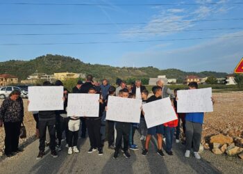 Banorët e Bërxullës në protestë, njëri prej tyre humb ndjenjat –