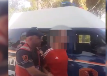 “Tempulli”/ Shisnin drogë afër një shkolle, 2 të rinj në pranga –