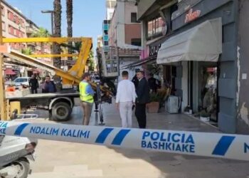 Rrezikohen qytetarët, shkëputet fasada e ndërtesës në Durrës –