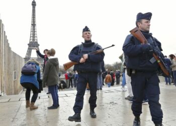 Alarmi/ Gruaja thërret “Allahu Akbar” në tren, qëllohet nga policia.. –