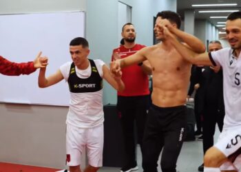VIDEO/ Tetori i sukseseve, Duka dhe lojtarët e mbyllin me këngë e valle –
