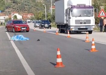 Gruaja u hodh nga furgoni dhe gjeti vdekjen, arrestohet bashkëshorti –