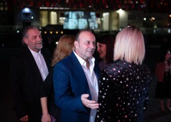 Genc Fuga ia doli! Shfaqet në publik i qeshur, krah kolegëve –