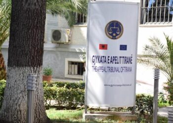 Si u kërcënuan në sallën e gjyqit 3 gjyqtaret që dënuan me 150 vjet burg 5 vlonjatët –