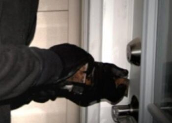 100 mijë euro, florinj, ora dhe armë, grabitësit boshatisin banesën e reperit shqiptar –