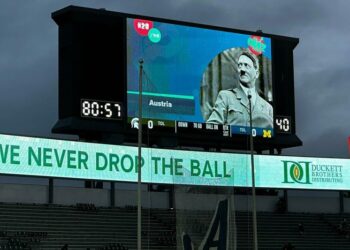 Skandali në stadium, fotografia e Hitlerit shfaqet në ekranin gjigand –