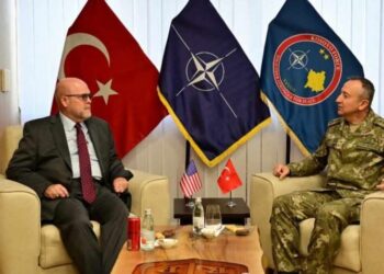 Hovenier takon komandantin e KFOR, ja çfarë diskutuan –