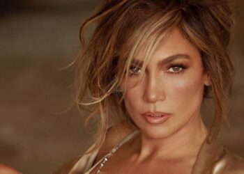 Bukuroshja Jennifer Lopez vetëm rinohet, pozon me të brendshme për… –
