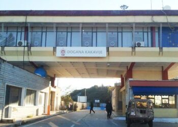 Nuk deklaroi çantën e mbushur me euro në kufi, procedohet gruaja –