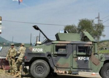 Mbi 330 trupa britanike dhe rumune blindojnë kufirin me Serbinë –