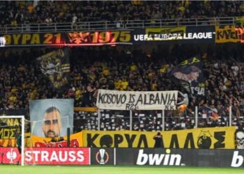 ”Thikë pas shpine…”, banderola e tifozëve grek trondit Serbinë –