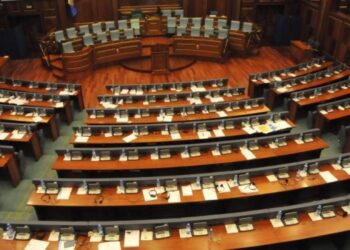 Në Shqipëri kuvendin e bojkoton opozita, në Kosovë mazhoranca –