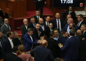 Sherri në Kuvend, PS kërkon përjashtimin e 7 deputetëve të opozitës –