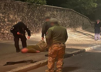 Në gjendje të dehur, ushtari ukrainas vret 2 kolegët dhe tenton të… –