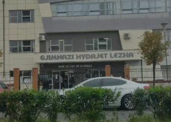 Dhunë brenda shkollës, nxënësi i thyen krahun me karrige mësueses –