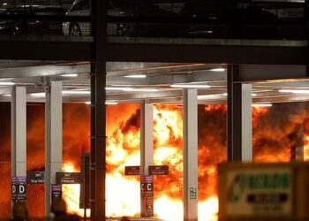 Zjarr masiv në një aeroport në Londër, anulohen të gjitha fluturimet –