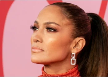 Jennifer Lopez u tregon gishtin e mesit paparacëve –