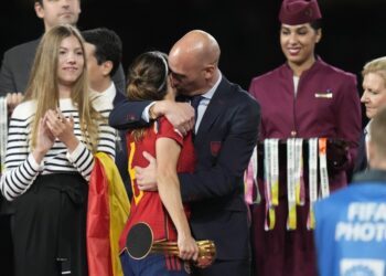 “Puthja në buzë”, Rubiales përjashtohet nga aktivitetet futbollistike –