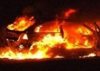 Përfshihet nga flakët makina e policit në Pogradec, ja dyshimet –