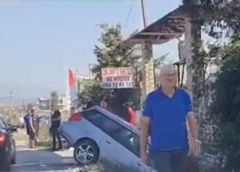 Aksident në aksin Fier-Patos, makina përfundon në kanal –