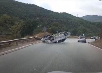 Aksident i rëndë në Qukës, makina përmbyset në mes të rrugës –