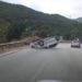 Aksident i rëndë në Qukës, makina përmbyset në mes të rrugës –