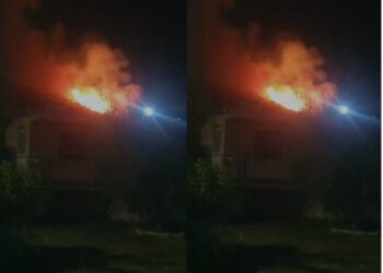 Zjarr në Manëz, flakët rrezikojnë një banesë –