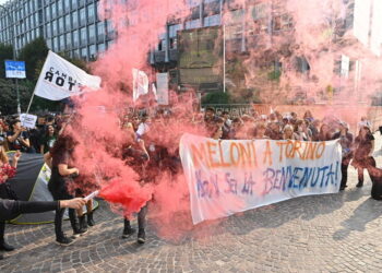 Meloni pritet me protesta në Torino, policia dhunon studentët –