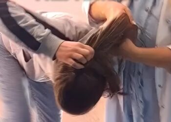 Mësuesja kapi nga flokët nxënësen, Policia: Ishte një shaka… –
