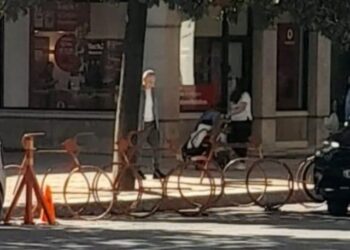 U arratis!? Ilir Meta shijon kafenë dhe shëtitet në mes të Tiranës –