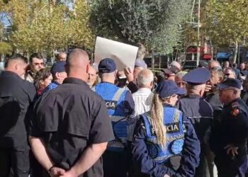 Minatorë e pensioniste përplasen me policinë përpara Kuvendit –