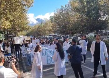 Studentët e Mjekësisë nuk ndalen, fillojnë përsëri protestën –