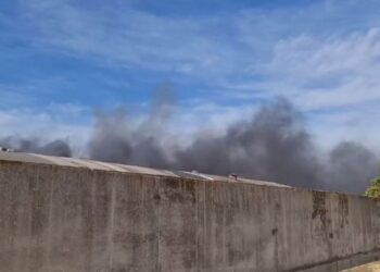 Merr zjarr fabrika e mobilerisë në Fier, zjarrfikësit në luftë…